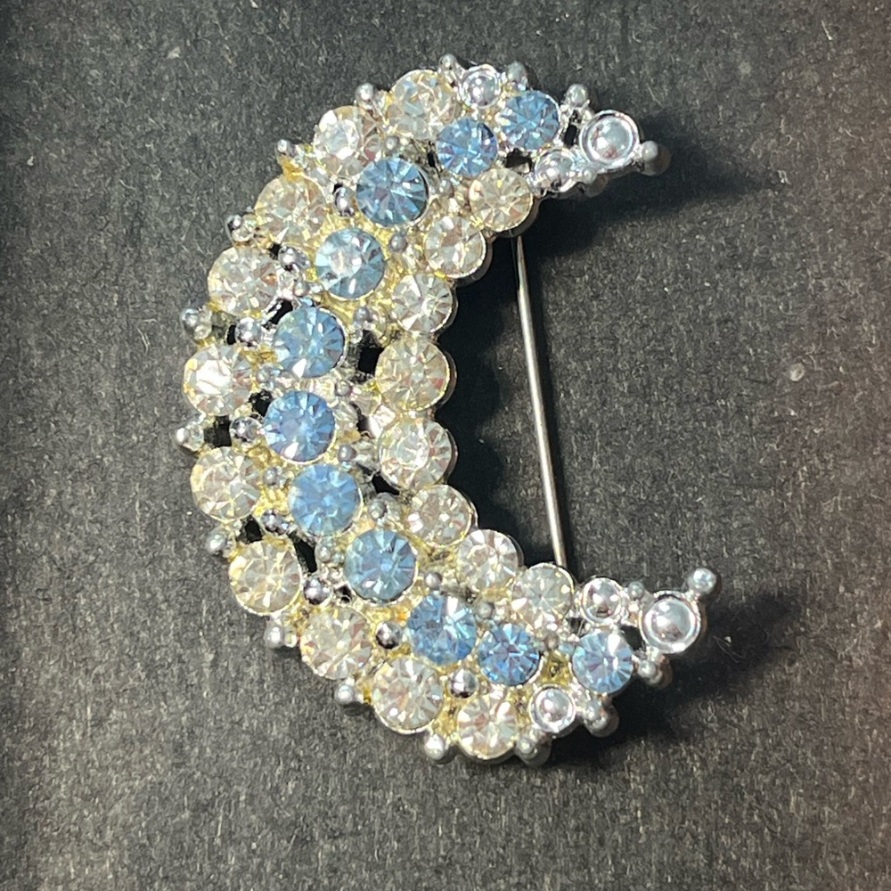 Vintage ladies embellished brooch